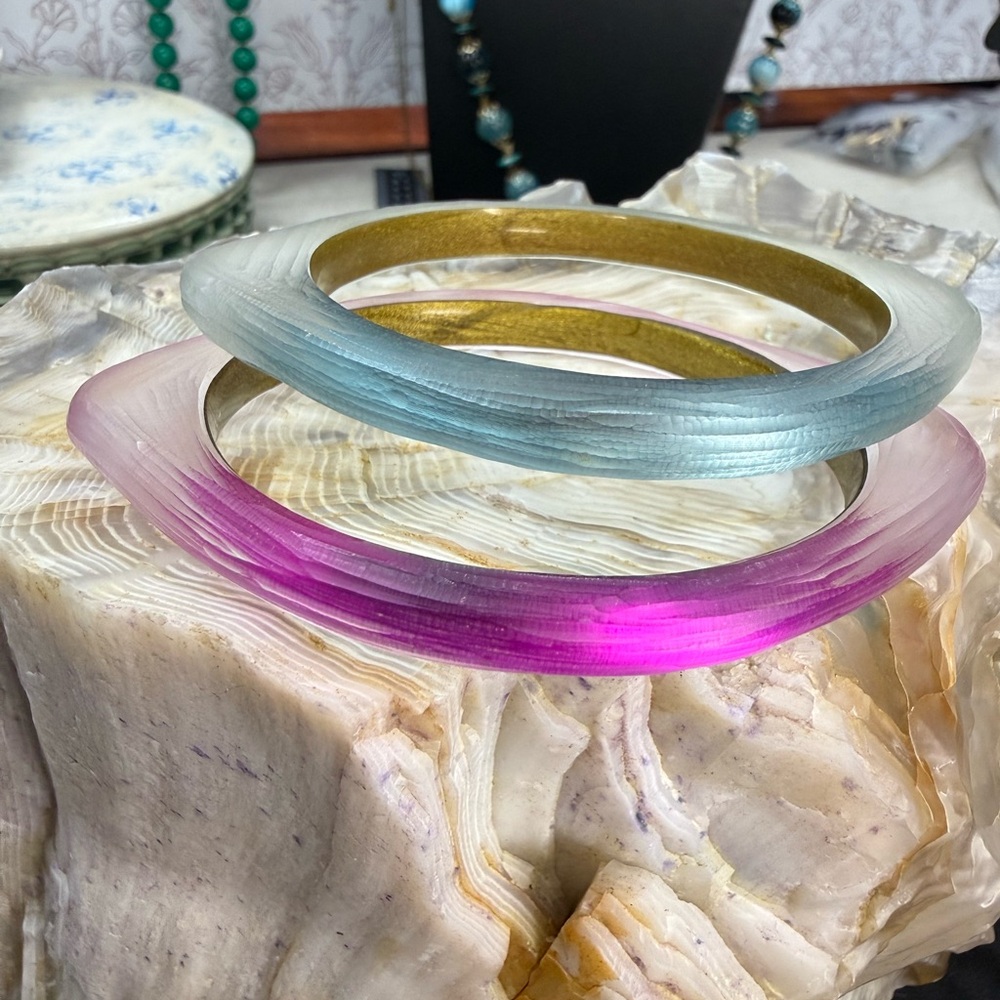 Set of teal and pink carved lucite bangles - style of Alexis Bittar